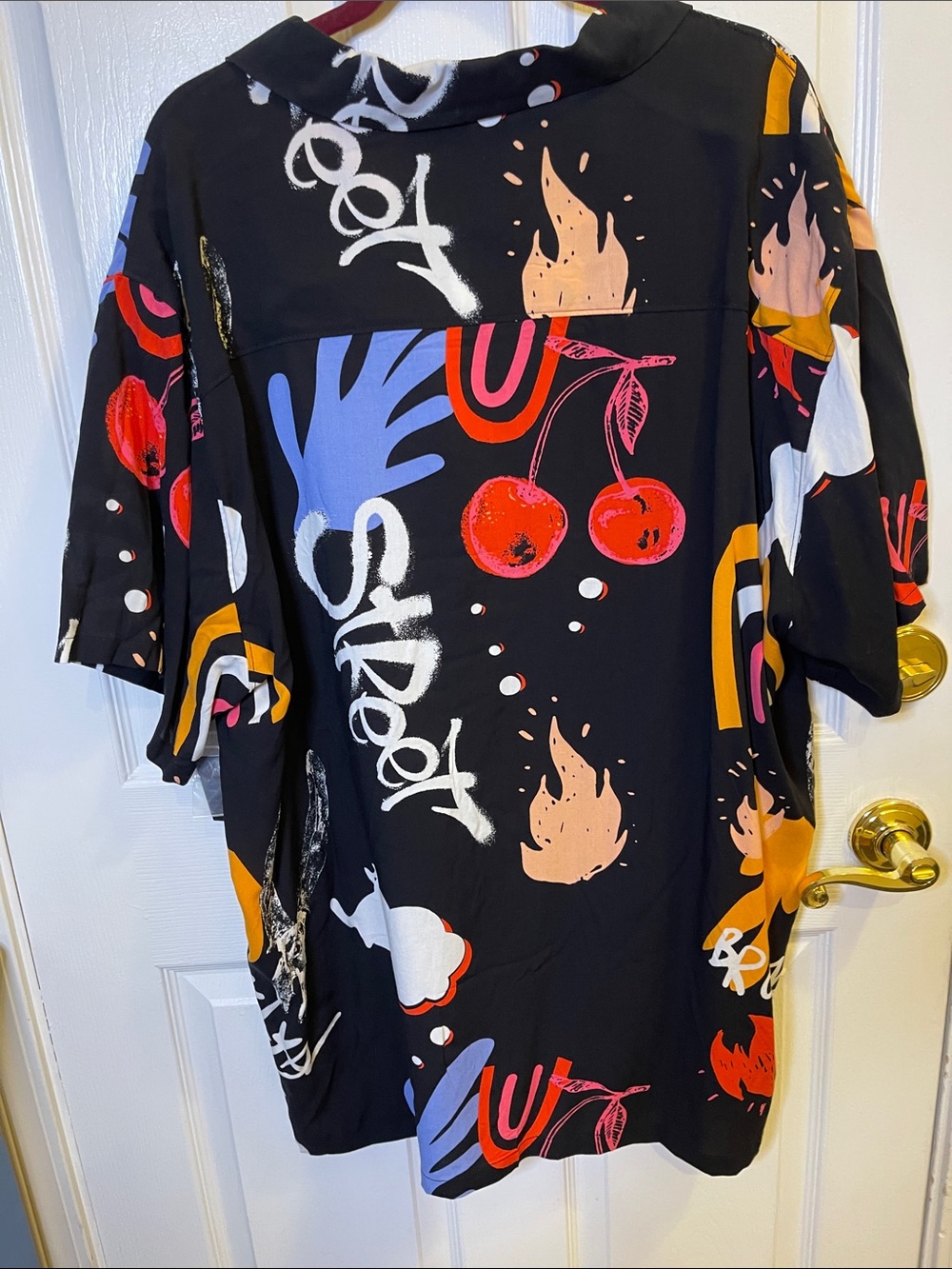 No Boundaries Black Short-Sleeve Button Down Shirt with Multicolor Graphic Print - Picture 3 of 4